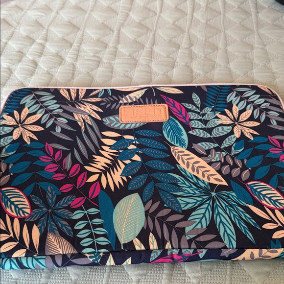 Leaf Pattern Laptop Sleeve - Picture 1 of 4
